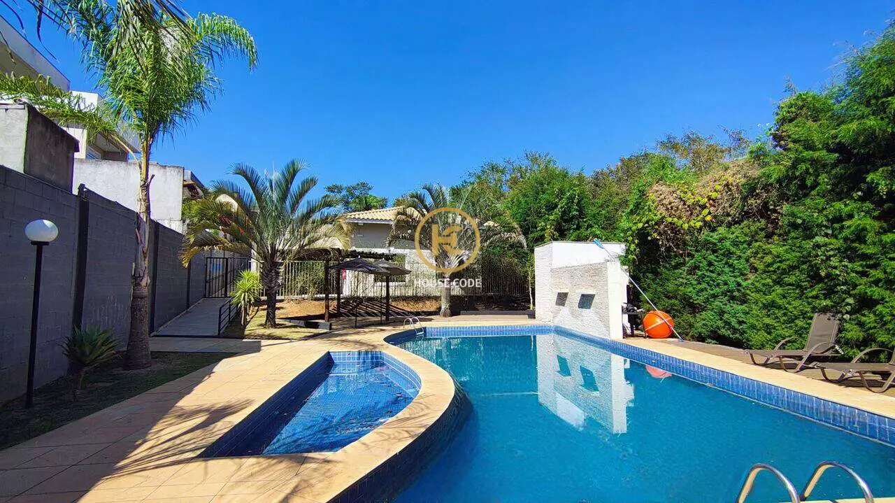 Terreno em condomínio fechado em Pitas Cotia com 252 m², vista para área verde, rua sem saída e infraestrutura completa de lazer.