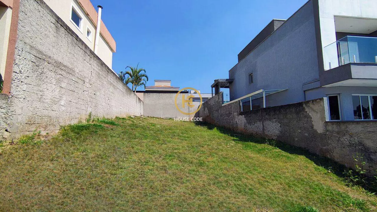 Terreno em condomínio fechado em Pitas Cotia com 252 m², vista para área verde, rua sem saída e infraestrutura completa de lazer.