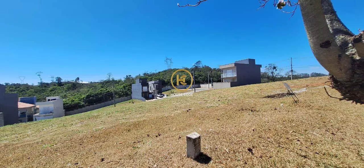 Terreno plano em condomínio fechado no Jardim Atalaia, Cotia, com 125 m², localização estratégica e fácil acesso à Rodovia Raposo Tavares.