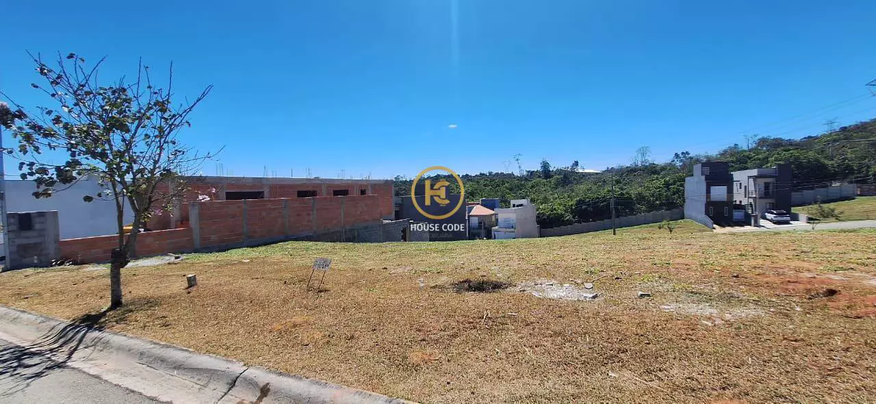 Terreno plano em condomínio fechado no Jardim Atalaia, Cotia, com 125 m², localização estratégica e fácil acesso à Rodovia Raposo Tavares.