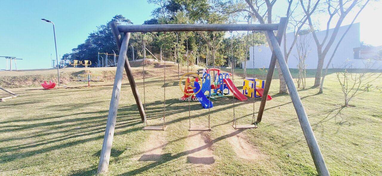 Terreno plano em condomínio fechado no Jardim Atalaia, Cotia, com 125 m², localização estratégica e fácil acesso à Rodovia Raposo Tavares.