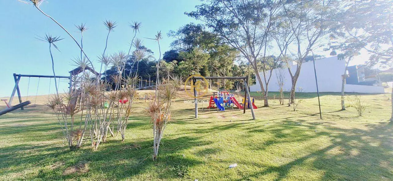 Terreno plano em condomínio fechado no Jardim Atalaia, Cotia, com 125 m², localização estratégica e fácil acesso à Rodovia Raposo Tavares.