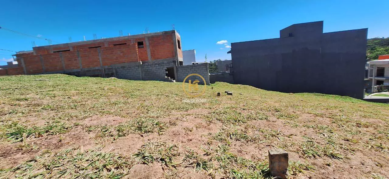 Terreno plano em condomínio fechado no Jardim Atalaia, Cotia, com 125 m², localização estratégica e fácil acesso à Rodovia Raposo Tavares.