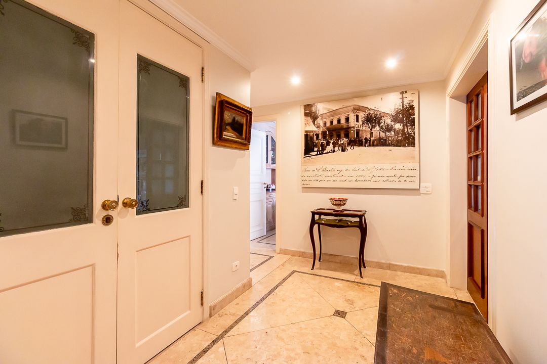 Cobertura duplex na Consolação com 580 m², piscina privativa, área gourmet coberta, quatro suítes e vista panorâmica de São Paulo.