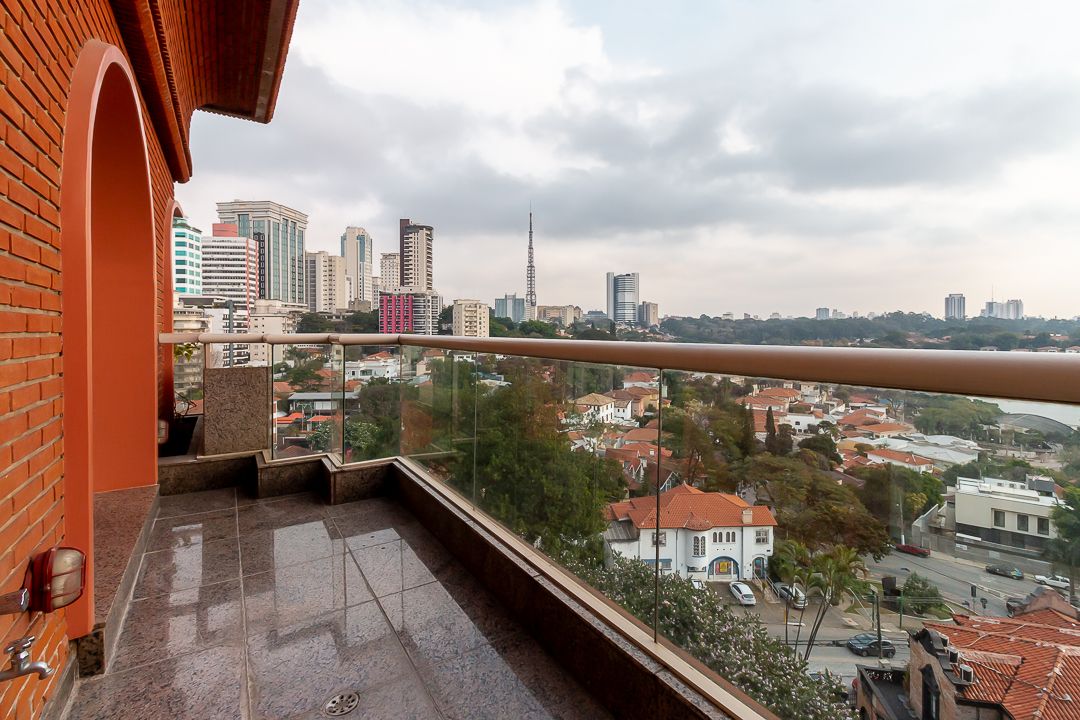 Cobertura duplex na Consolação com 580 m², piscina privativa, área gourmet coberta, quatro suítes e vista panorâmica de São Paulo.
