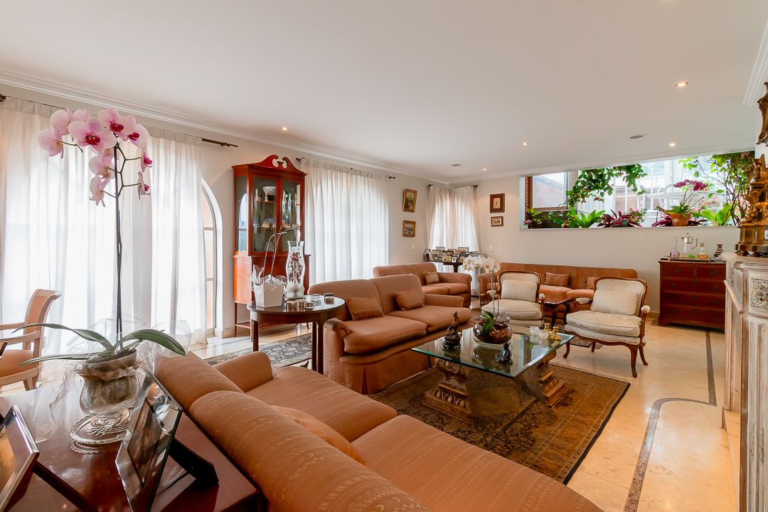 Cobertura duplex na Consolação com 580 m², piscina privativa, área gourmet coberta, quatro suítes e vista panorâmica de São Paulo.