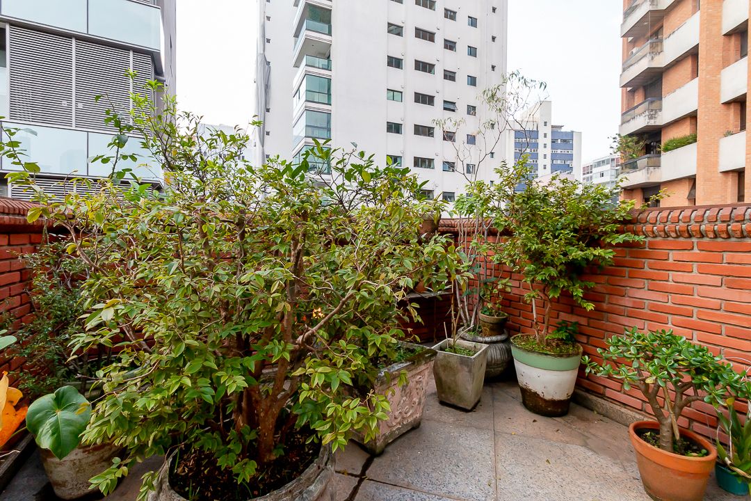 Cobertura duplex na Consolação com 580 m², piscina privativa, área gourmet coberta, quatro suítes e vista panorâmica de São Paulo.