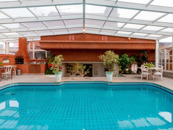 Cobertura duplex na Consolação com 580 m², piscina privativa, área gourmet coberta, quatro suítes e vista panorâmica de São Paulo.