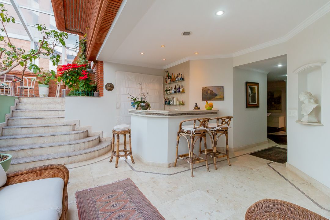 Cobertura duplex na Consolação com 580 m², piscina privativa, área gourmet coberta, quatro suítes e vista panorâmica de São Paulo.