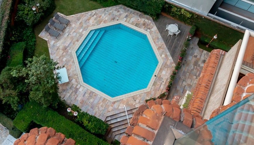 Cobertura duplex na Consolação com 580 m², piscina privativa, área gourmet coberta, quatro suítes e vista panorâmica de São Paulo.