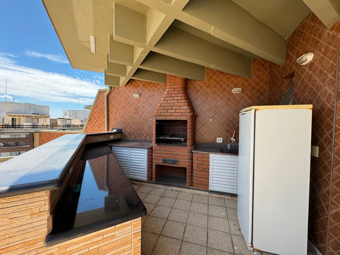 Cobertura no Balneário São João Batista, em Peruíbe, com 3 dormitórios, piscina privativa, sacada com vista para o mar e duas vagas de garagem.