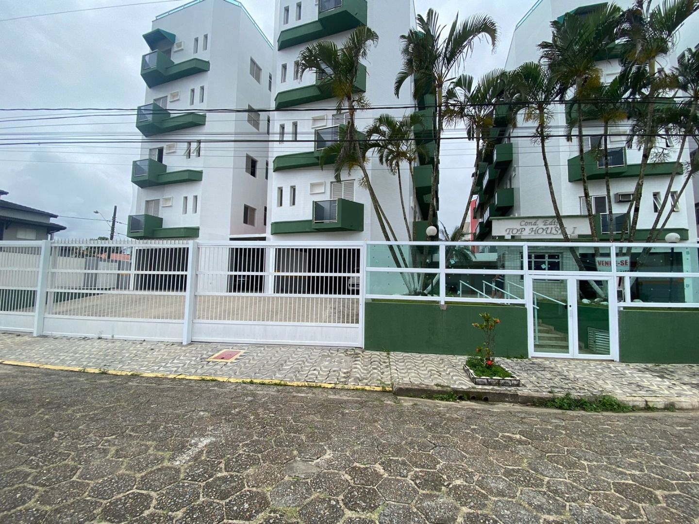 Apartamento na Estância Balneária Belmira Nova em Peruíbe com 3 dormitórios, sacada, vista para o mar e localização a 200 metros da praia.