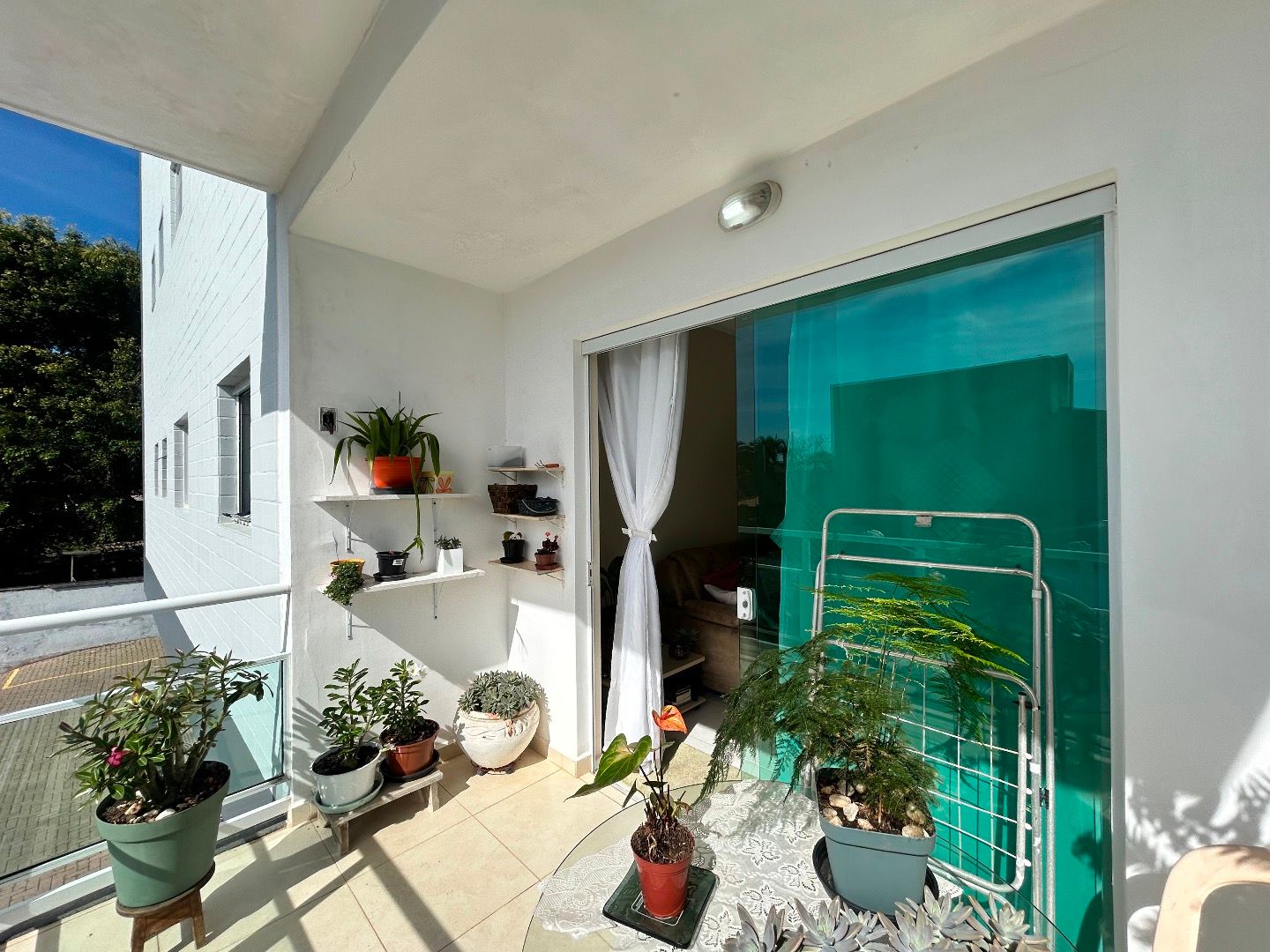 Apartamento na Balneário Stella Maris com 98 m², suíte, varanda, condomínio com piscina e a 500 metros da praia.