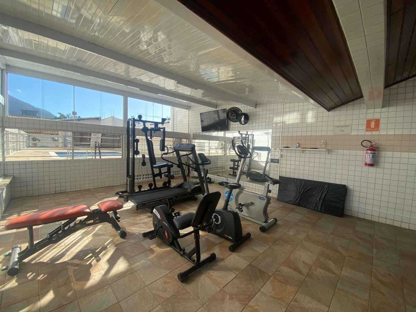 Apartamento no Centro de Peruíbe com 144 m², 3 dormitórios, varanda gourmet com vista para o mar e alto padrão.