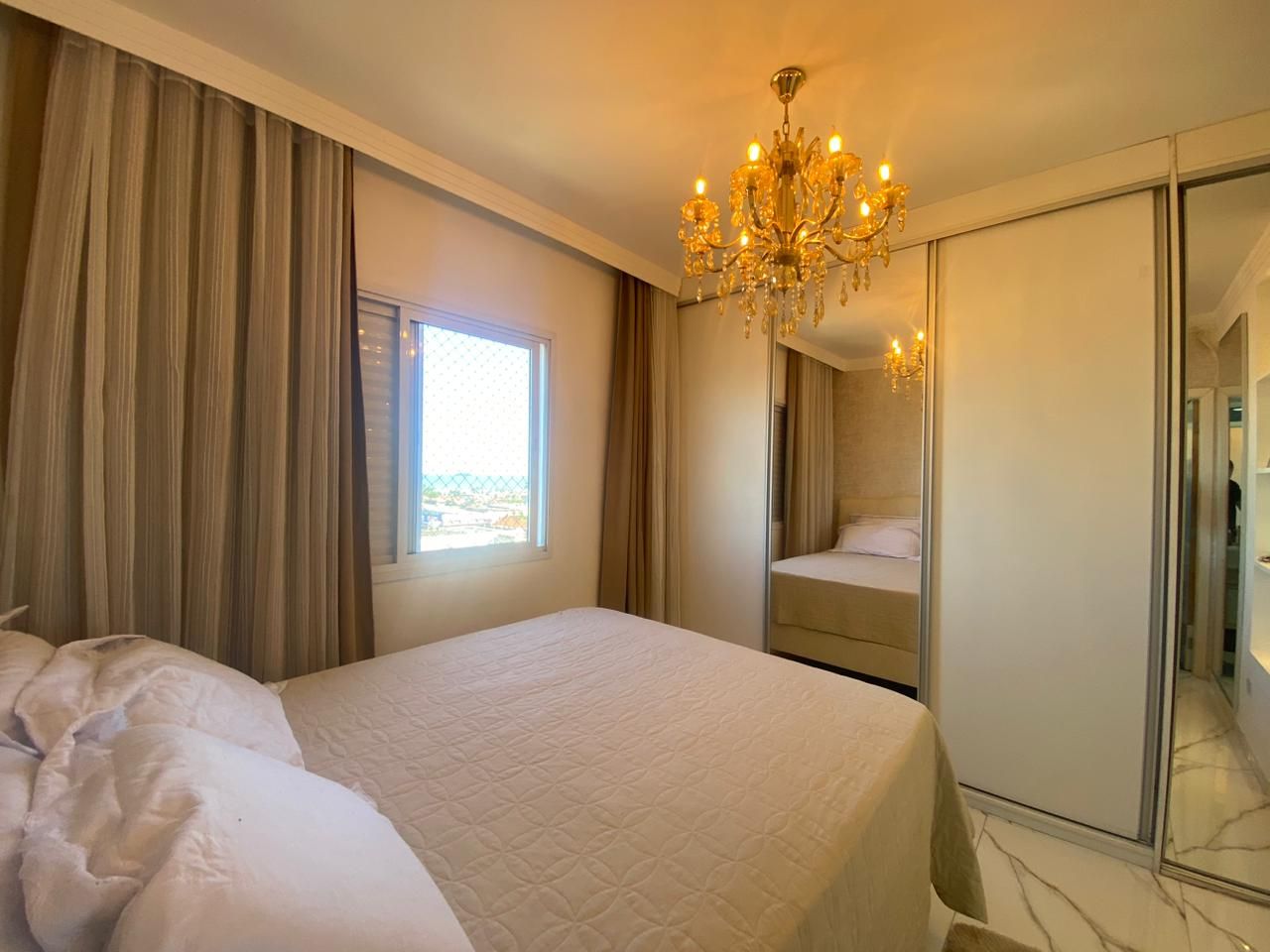 Apartamento no Centro de Peruíbe com 144 m², 3 dormitórios, varanda gourmet com vista para o mar e alto padrão.