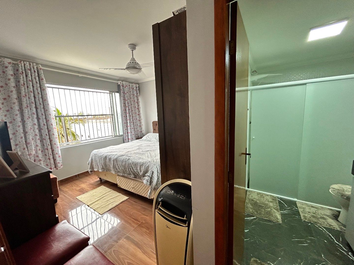 Apartamento no Centro de Peruíbe, com 129 m², 3 dormitórios, 2 suítes, ambientes integrados e vista para o mar.