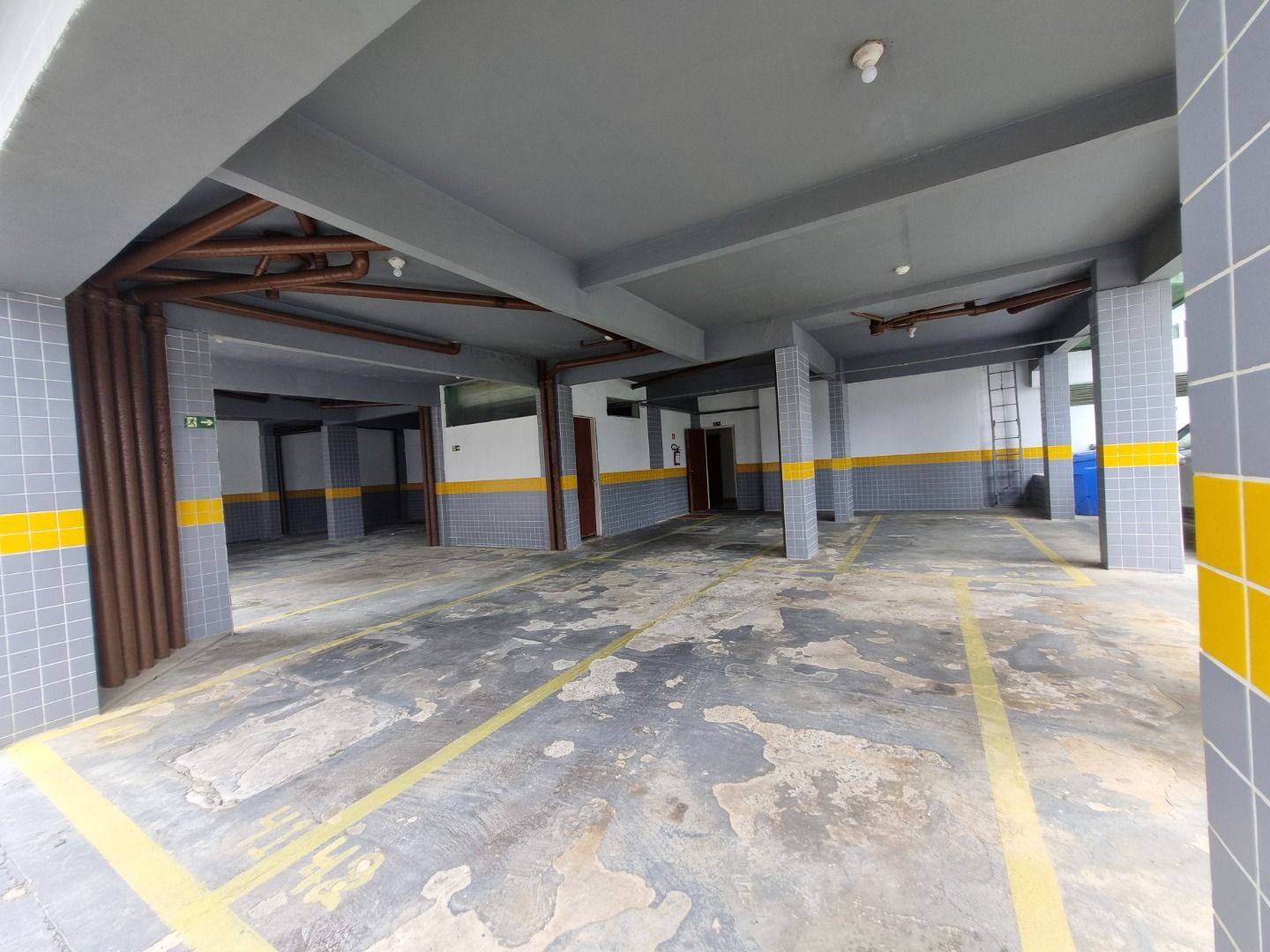 Cobertura na Estância Balneária Belmira Nova em Peruíbe com vista para o mar, sacada ampla, três dormitórios e localização a 200 metros da praia.