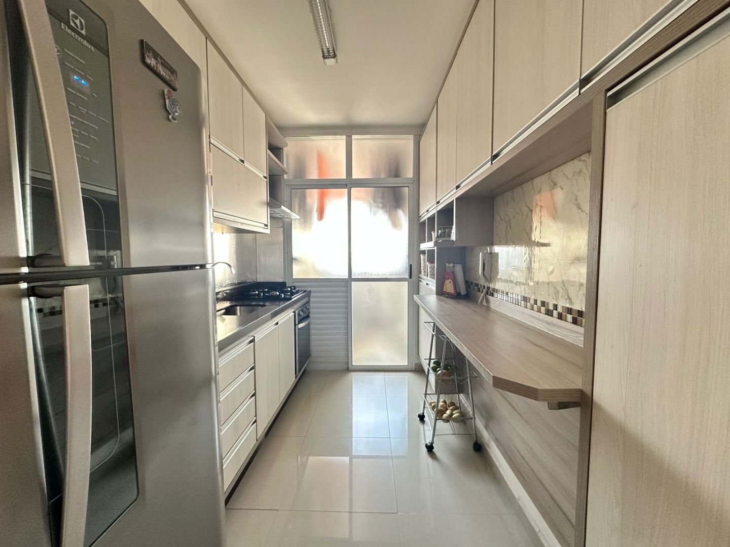 Apartamento no Condomínio Alphaview, em Barueri, com 83 m², suíte, sala ampliada, churrasqueira elétrica e 2 vagas.