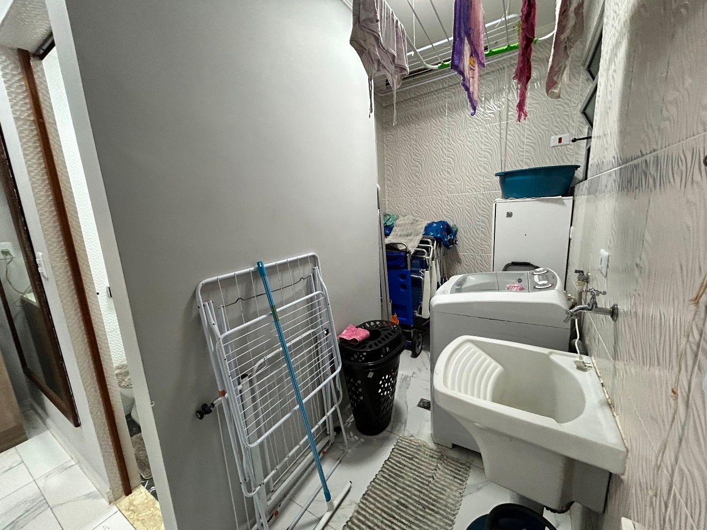 Apartamento no Centro de Peruíbe, com 129 m², 3 dormitórios, 2 suítes, ambientes integrados e vista para o mar.