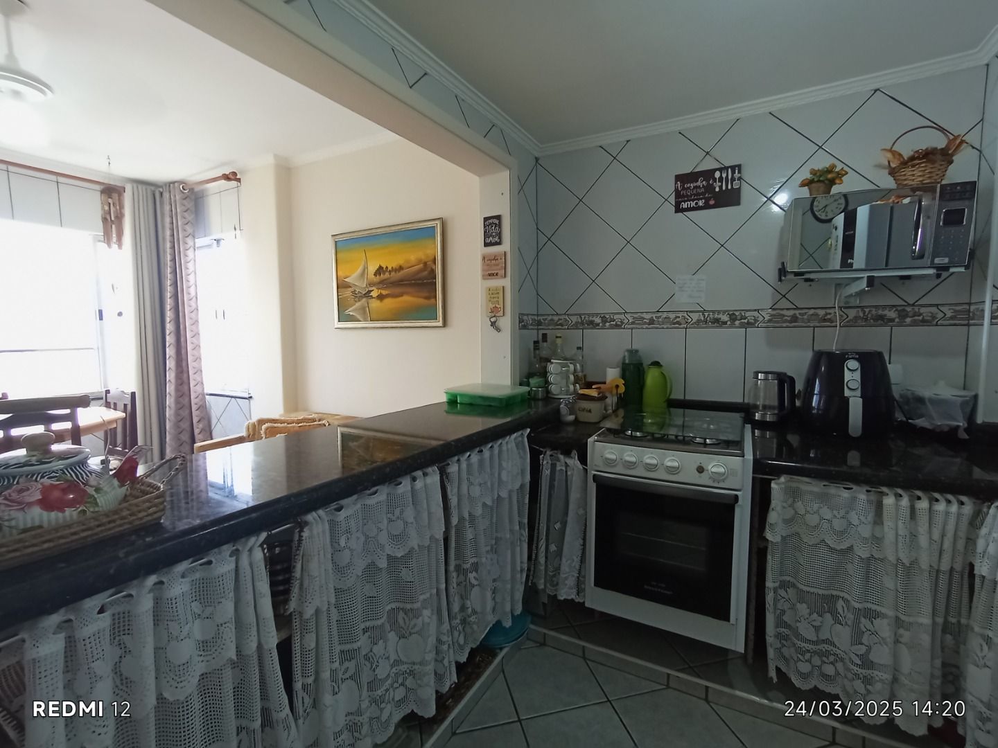 Apartamento no Balneário Stella Maris, em Peruíbe, com vista para o mar, 65 m², cozinha americana e localização privilegiada.