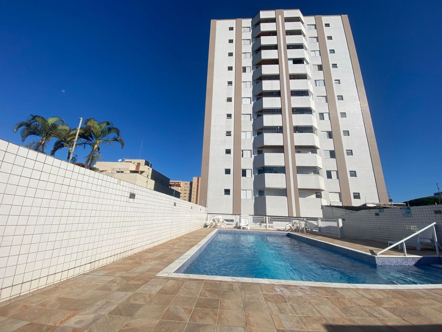 Apartamento no Centro de Peruíbe com 144 m², 3 dormitórios, varanda gourmet com vista para o mar e alto padrão.