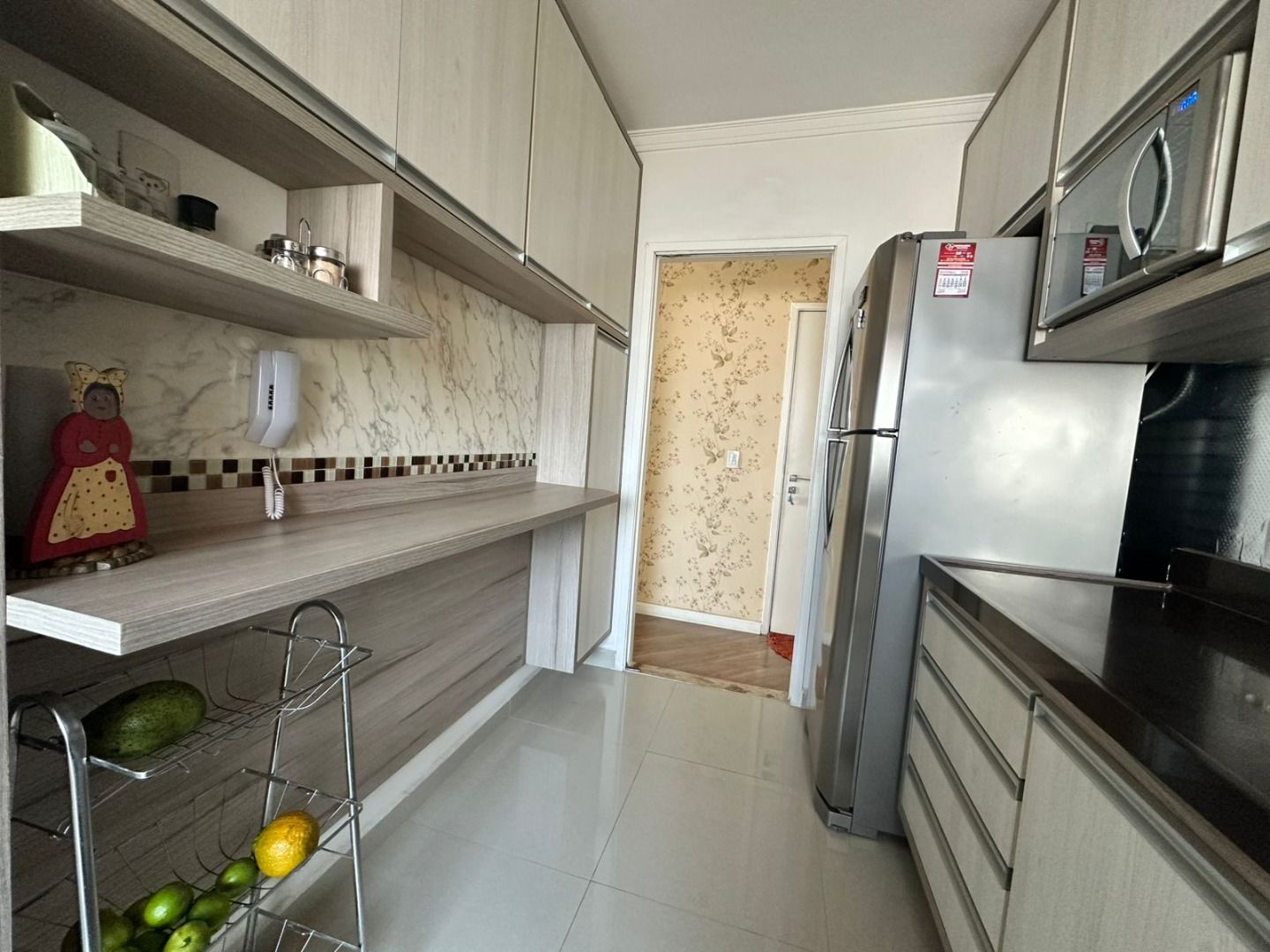 Apartamento no Condomínio Alphaview, em Barueri, com 83 m², suíte, sala ampliada, churrasqueira elétrica e 2 vagas.