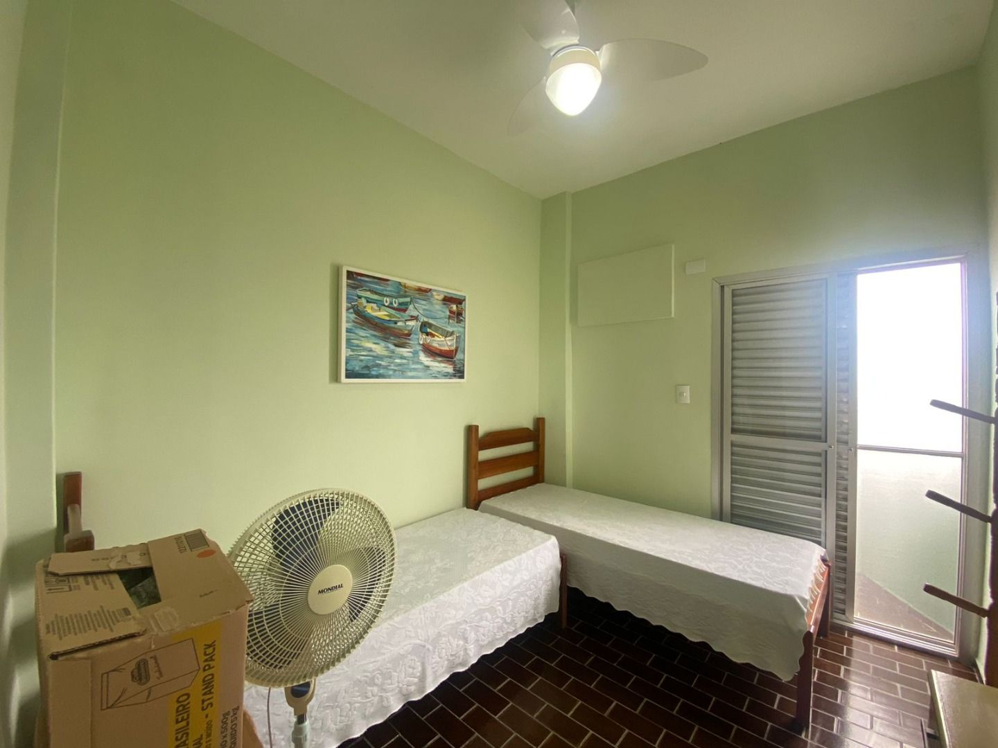 Apartamento na Estância Balneária Belmira Nova em Peruíbe com 3 dormitórios, sacada, vista para o mar e localização a 200 metros da praia.