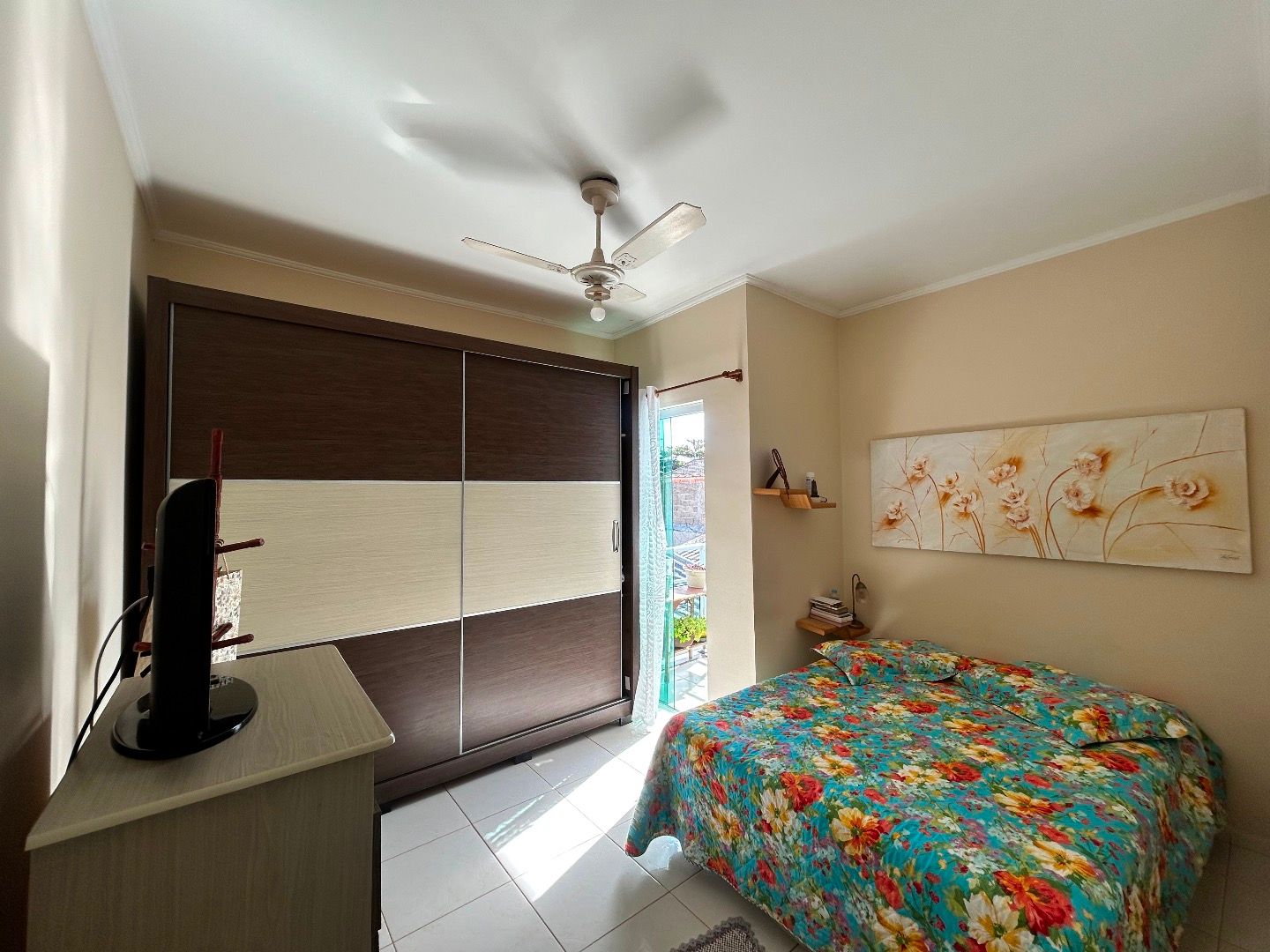 Apartamento na Balneário Stella Maris com 98 m², suíte, varanda, condomínio com piscina e a 500 metros da praia.