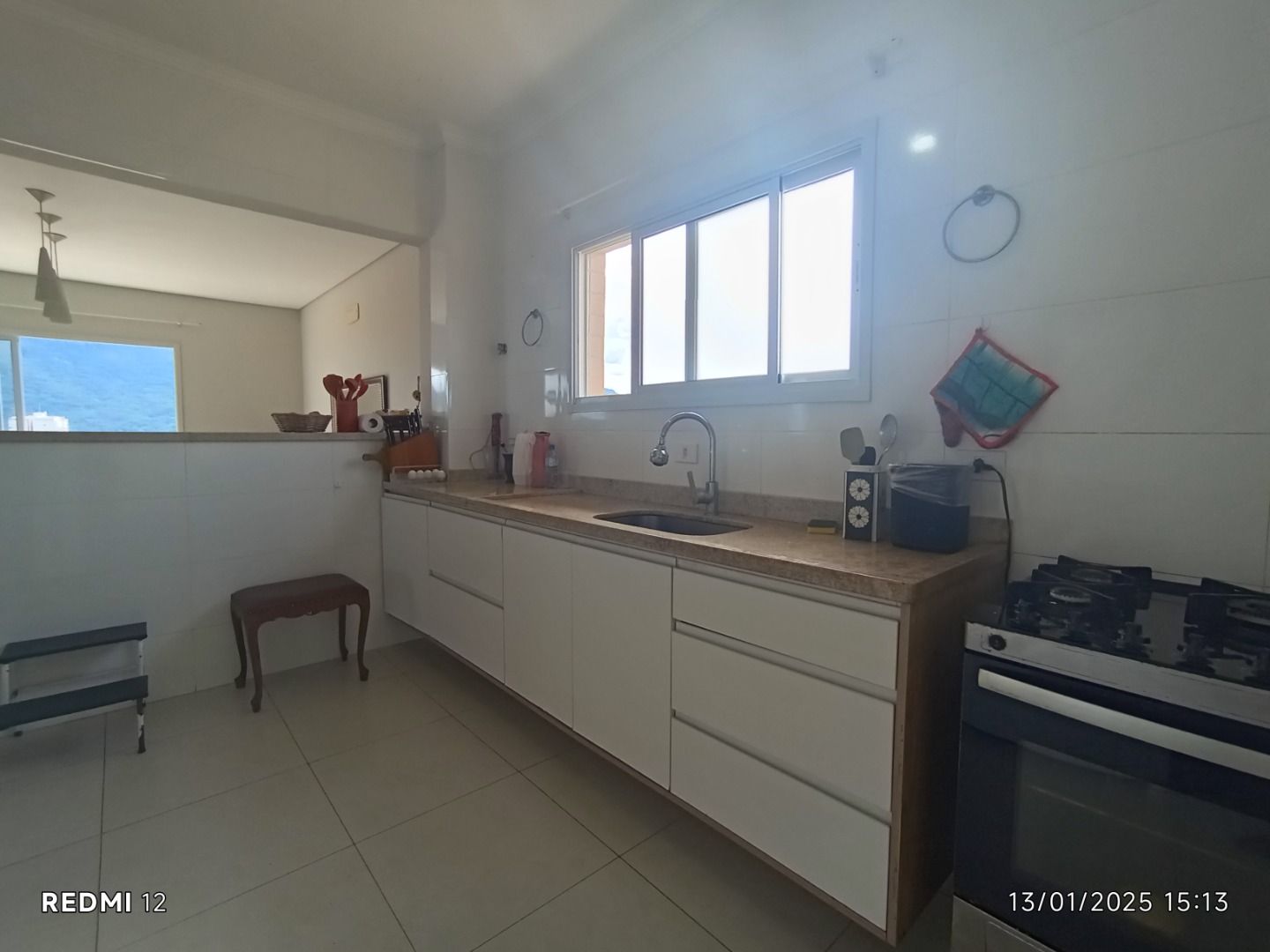 Apartamento duplex no Centro de Peruíbe com 280 m², 4 suítes, varanda gourmet, ofurô e vista permanente para o mar.