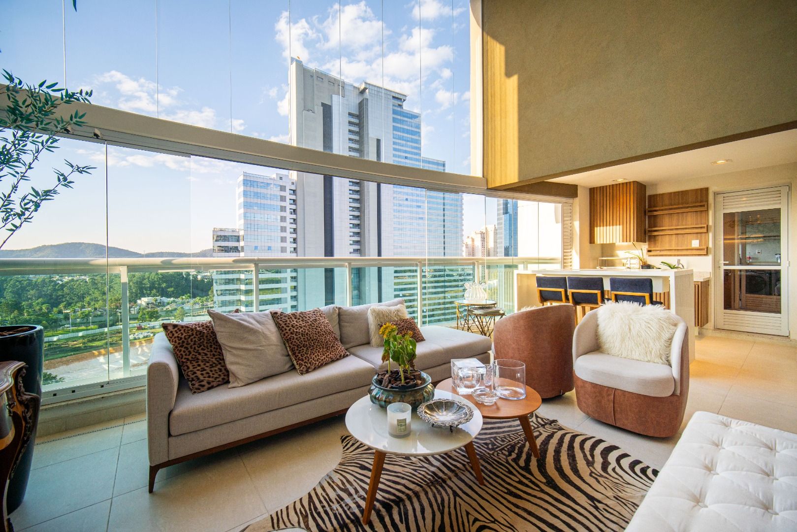 Apartamento em Alphaville Centro de Apoio I, Barueri, com 336 m², 5 suítes, piscina privativa, espaço gourmet, mobiliado e vista para o lago.