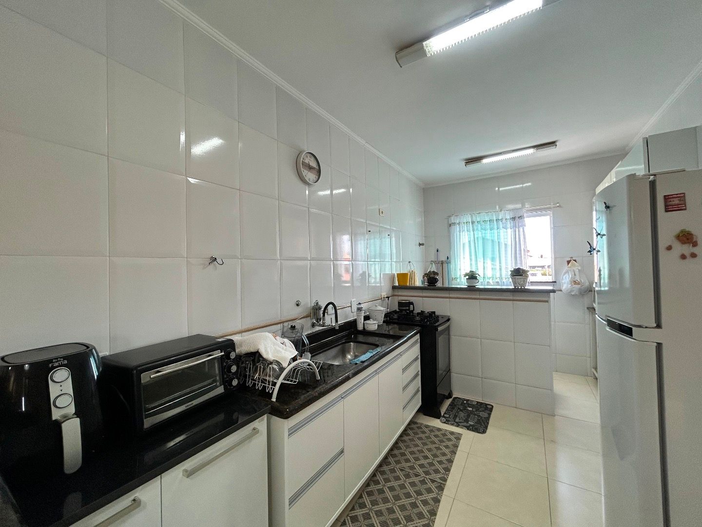 Apartamento na Balneário Stella Maris com 98 m², suíte, varanda, condomínio com piscina e a 500 metros da praia.