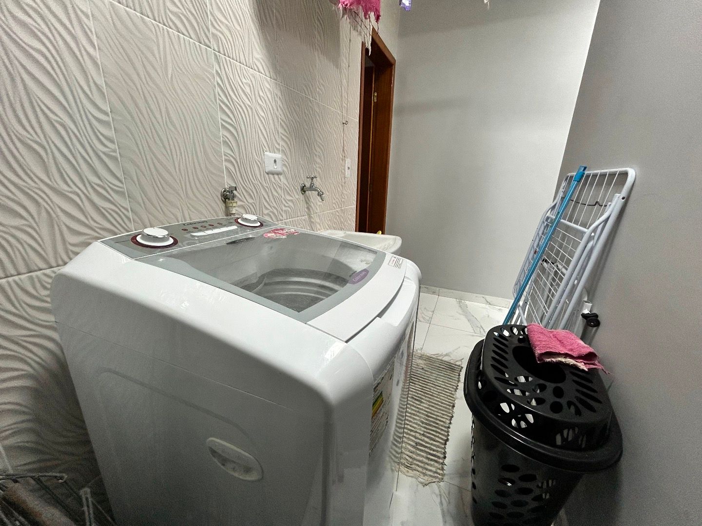 Apartamento no Centro de Peruíbe, com 129 m², 3 dormitórios, 2 suítes, ambientes integrados e vista para o mar.