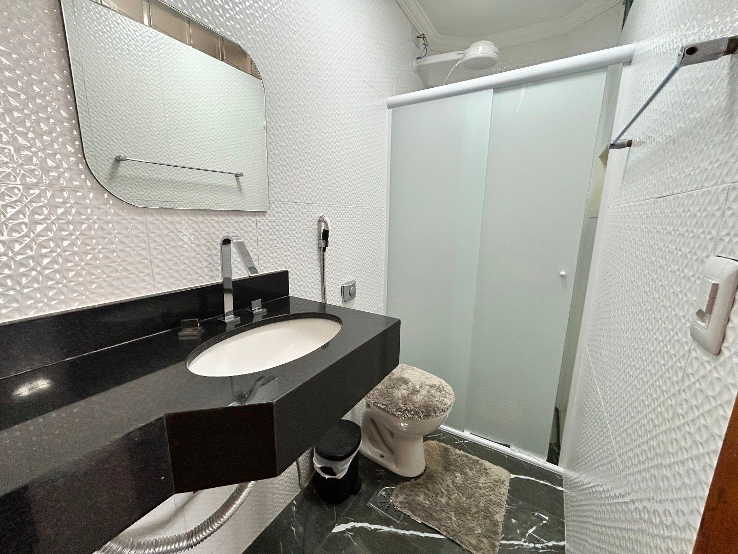 Apartamento no Centro de Peruíbe, com 129 m², 3 dormitórios, 2 suítes, ambientes integrados e vista para o mar.