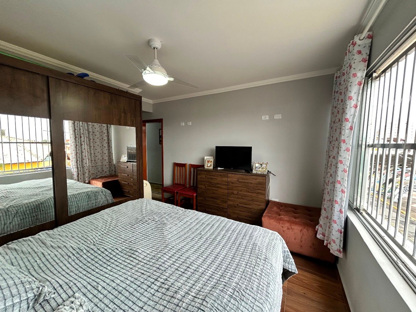 Apartamento no Centro de Peruíbe, com 129 m², 3 dormitórios, 2 suítes, ambientes integrados e vista para o mar.