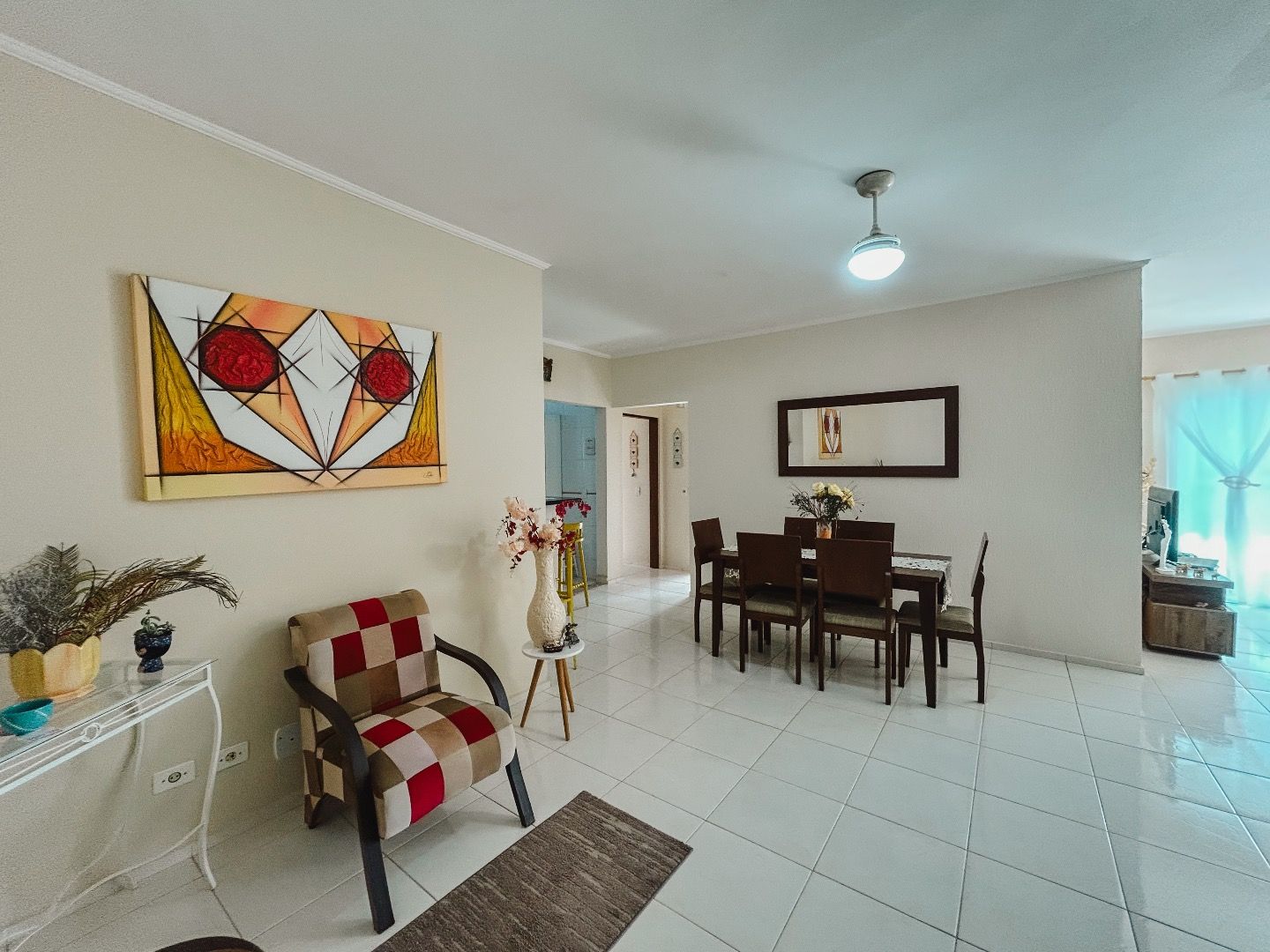 Apartamento na Balneário Stella Maris com 98 m², suíte, varanda, condomínio com piscina e a 500 metros da praia.