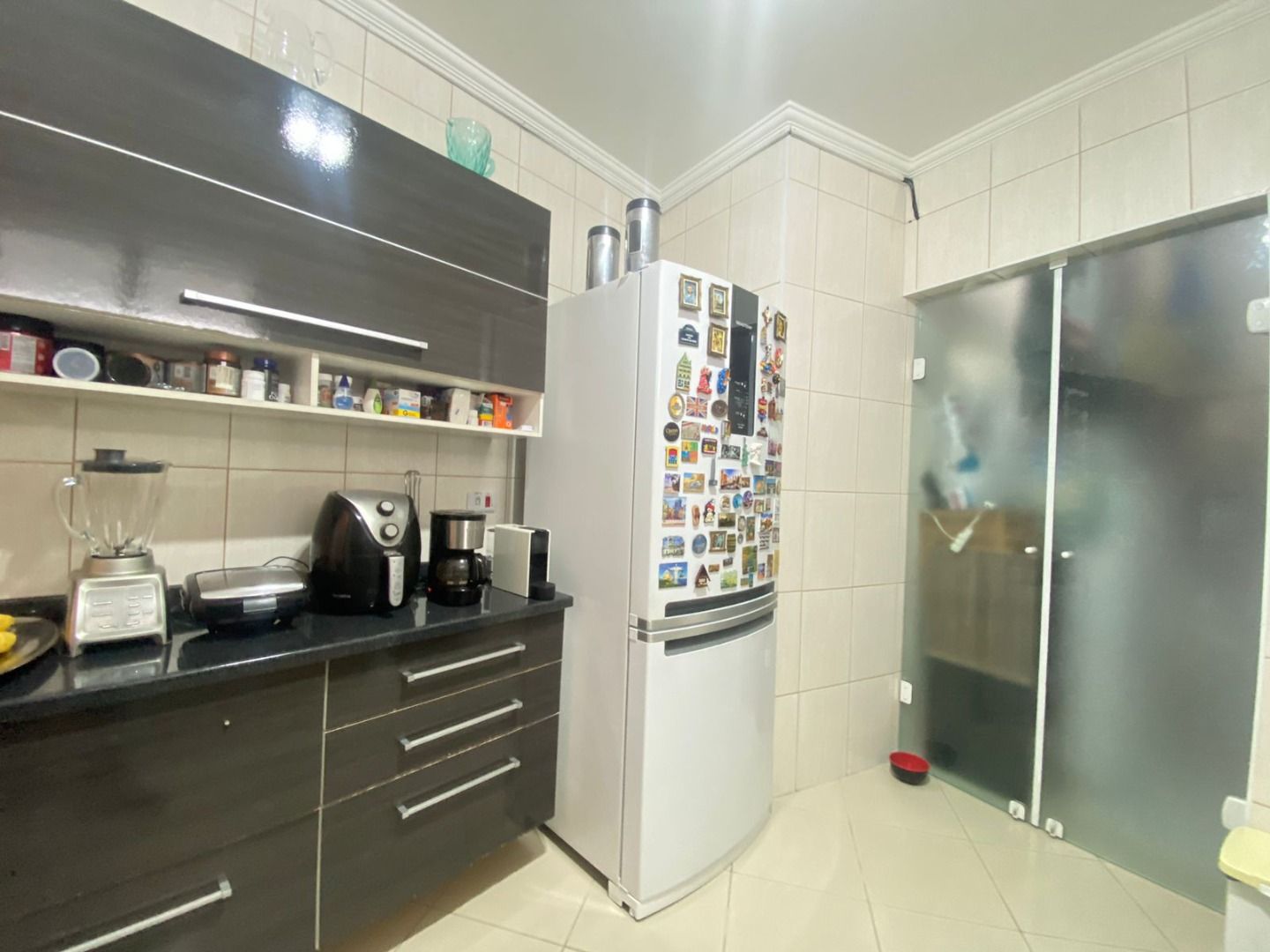 Apartamento no Balneário Samburá, em Peruíbe, com 2 dormitórios, suíte, sacadas com vista para o mar, condomínio com lazer e segurança 24 horas.