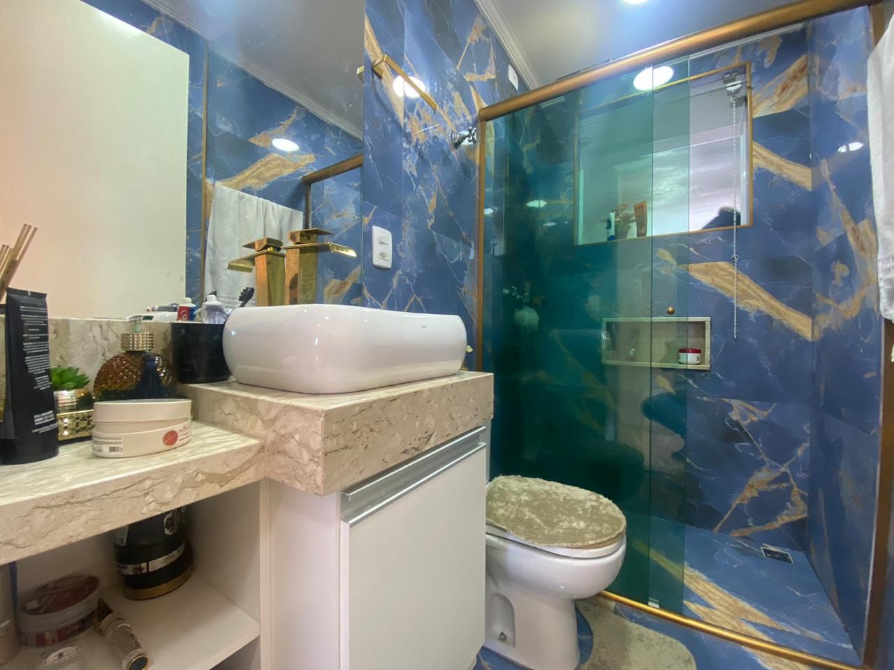 Apartamento no Centro de Peruíbe com 144 m², 3 dormitórios, varanda gourmet com vista para o mar e alto padrão.