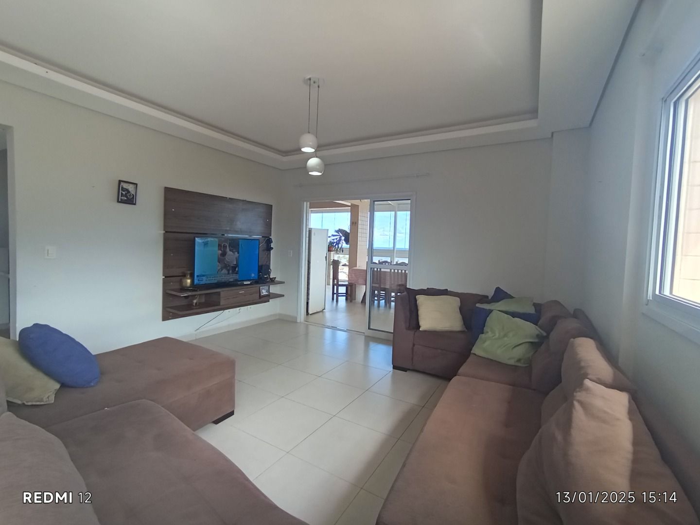 Apartamento duplex no Centro de Peruíbe com 280 m², 4 suítes, varanda gourmet, ofurô e vista permanente para o mar.