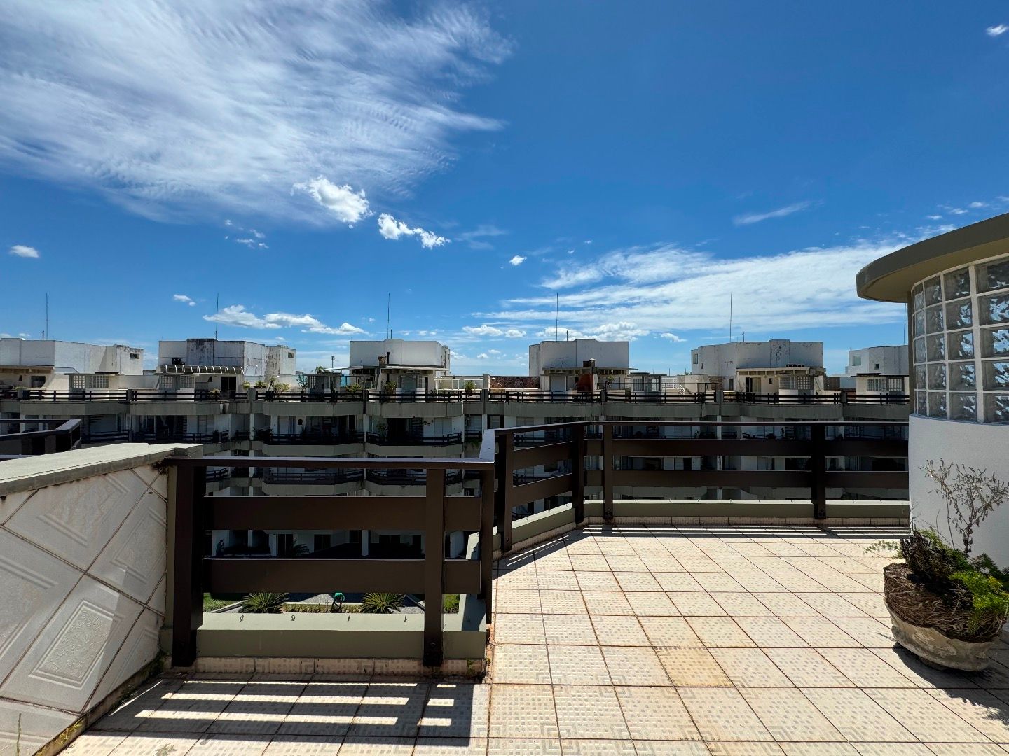 Cobertura no Balneário São João Batista, em Peruíbe, com 3 dormitórios, piscina privativa, sacada com vista para o mar e duas vagas de garagem.