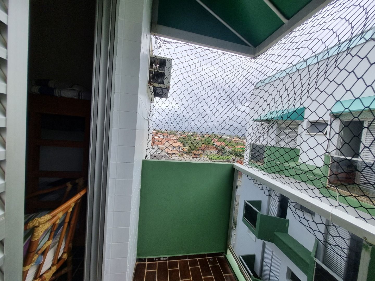 Cobertura na Estância Balneária Belmira Nova em Peruíbe com vista para o mar, sacada ampla, três dormitórios e localização a 200 metros da praia.