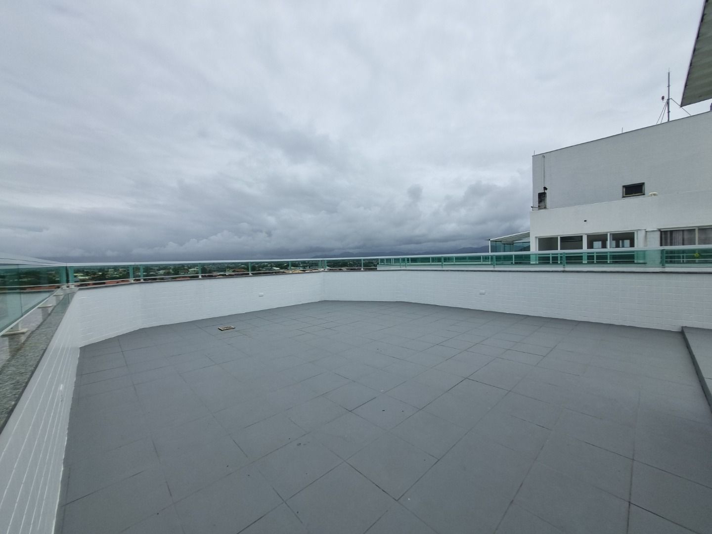 Cobertura na Estância Balneária Belmira Nova em Peruíbe com vista para o mar, sacada ampla, três dormitórios e localização a 200 metros da praia.