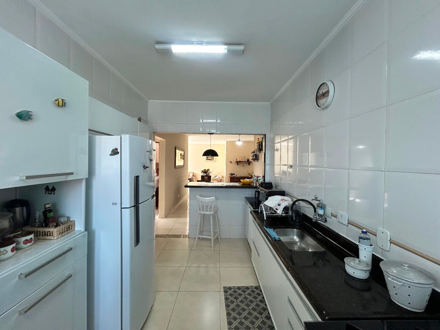 Apartamento na Balneário Stella Maris com 98 m², suíte, varanda, condomínio com piscina e a 500 metros da praia.