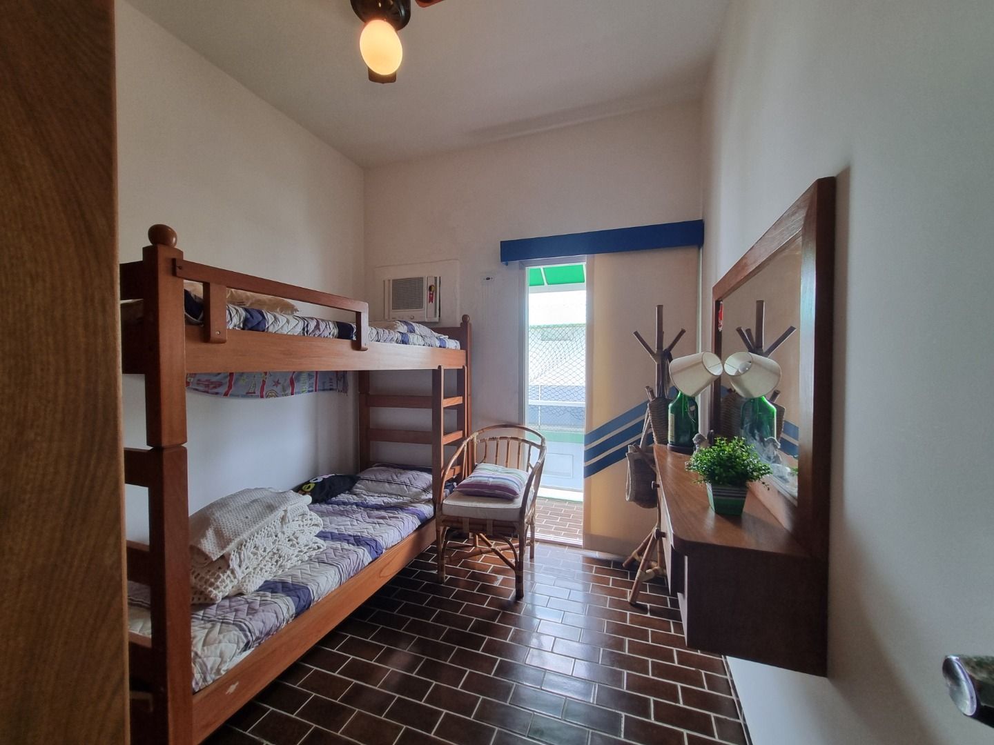 Cobertura na Estância Balneária Belmira Nova em Peruíbe com vista para o mar, sacada ampla, três dormitórios e localização a 200 metros da praia.