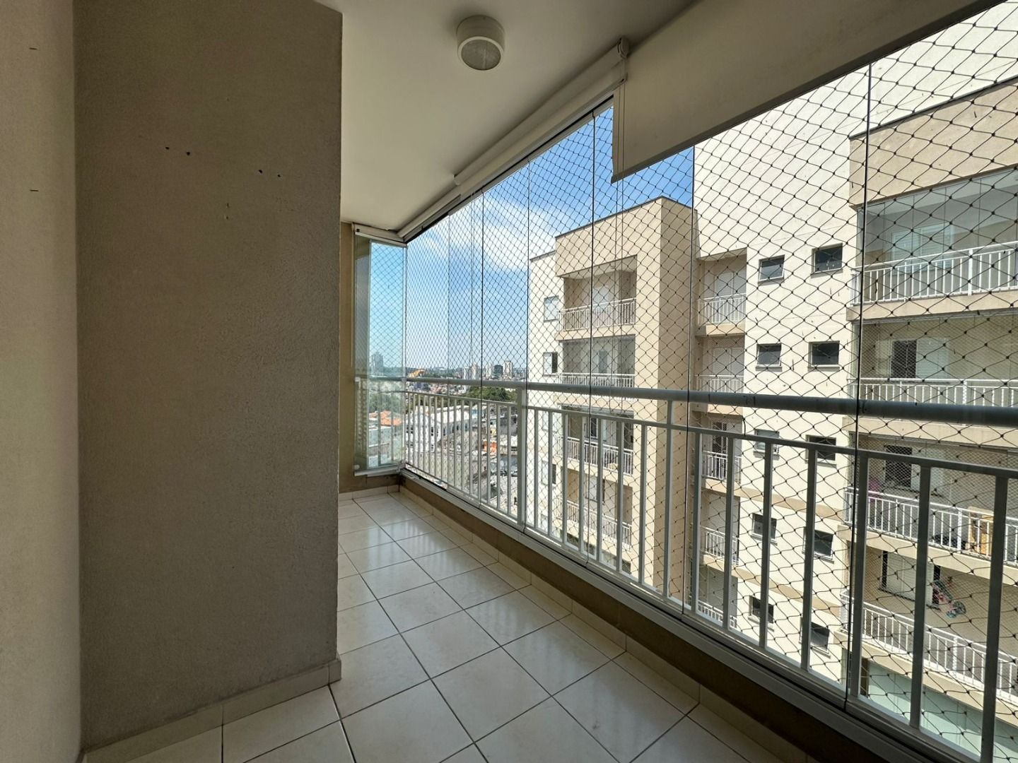 Apartamento no Condomínio Alphaview, em Barueri, com 83 m², suíte, sala ampliada, churrasqueira elétrica e 2 vagas.