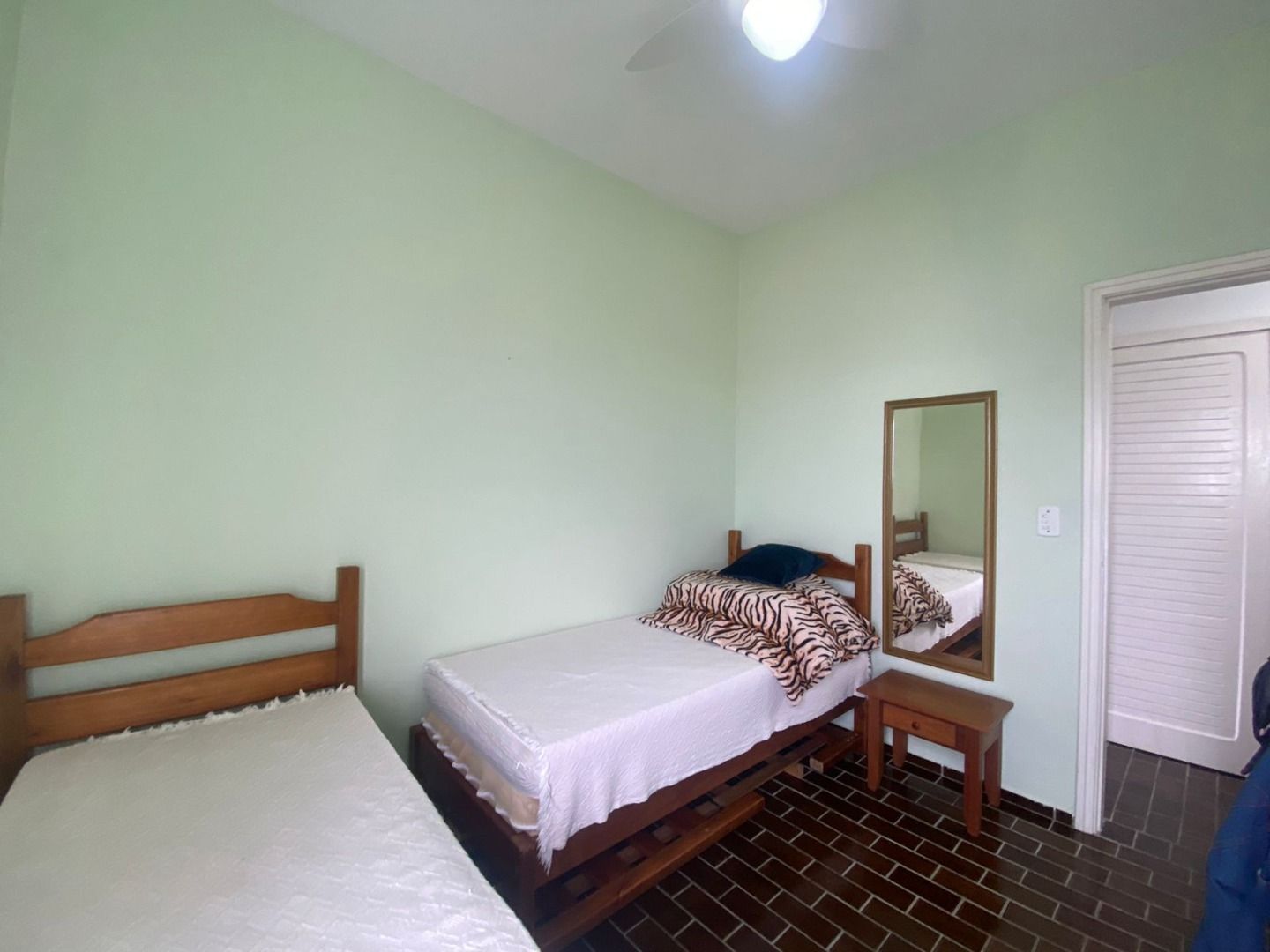 Apartamento na Estância Balneária Belmira Nova em Peruíbe com 3 dormitórios, sacada, vista para o mar e localização a 200 metros da praia.