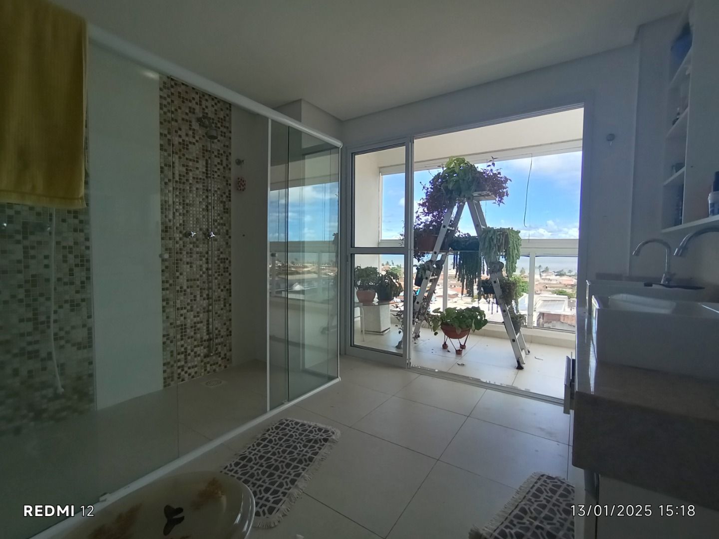 Apartamento duplex no Centro de Peruíbe com 280 m², 4 suítes, varanda gourmet, ofurô e vista permanente para o mar.