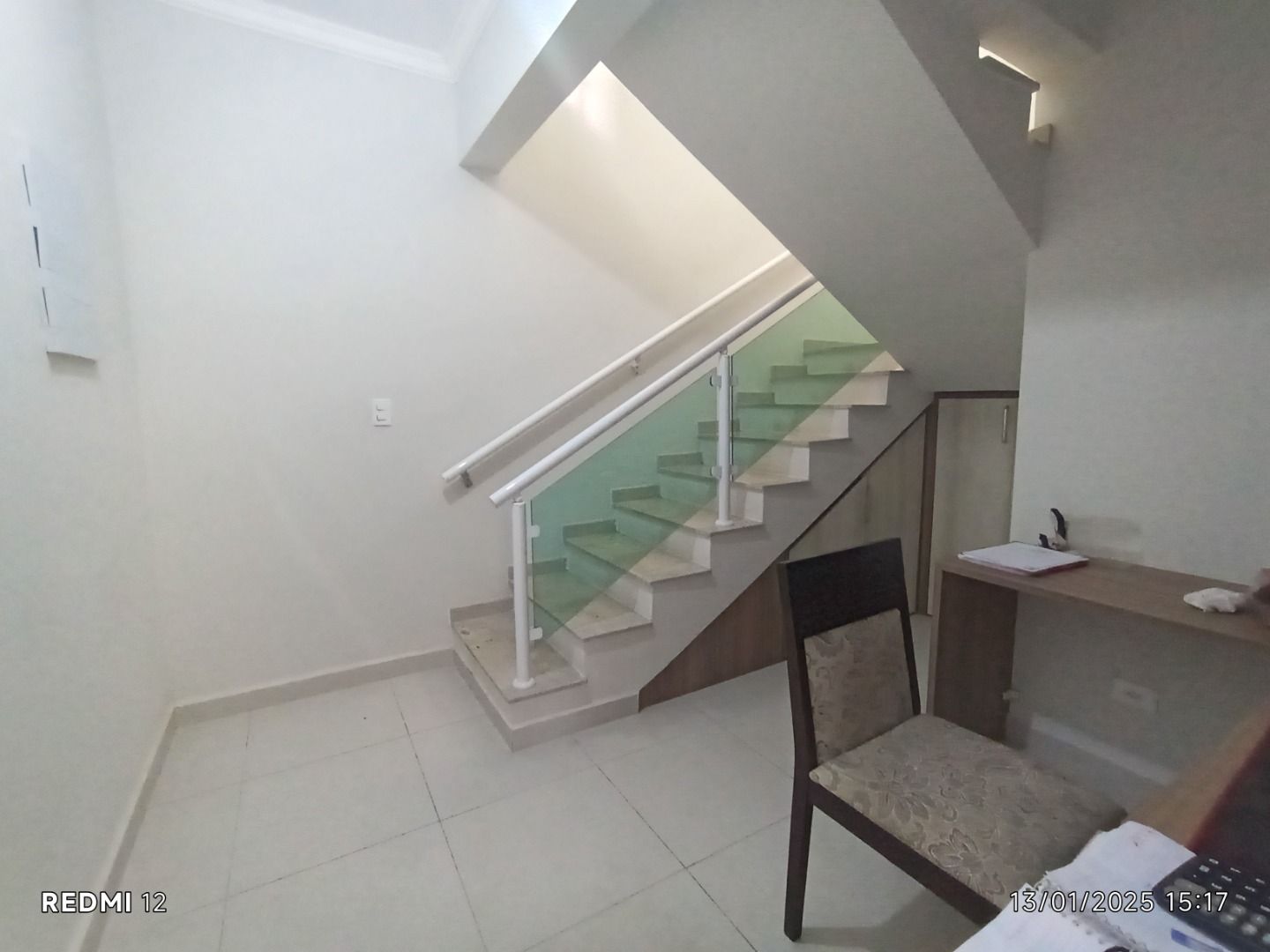 Apartamento duplex no Centro de Peruíbe com 280 m², 4 suítes, varanda gourmet, ofurô e vista permanente para o mar.