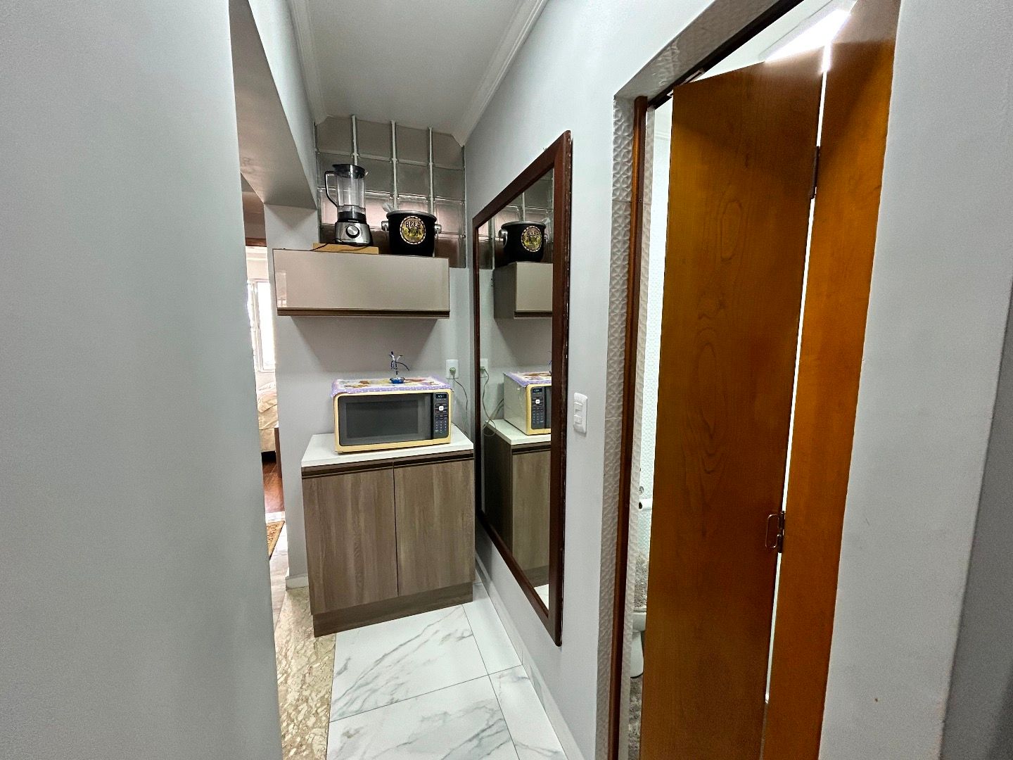 Apartamento no Centro de Peruíbe, com 129 m², 3 dormitórios, 2 suítes, ambientes integrados e vista para o mar.