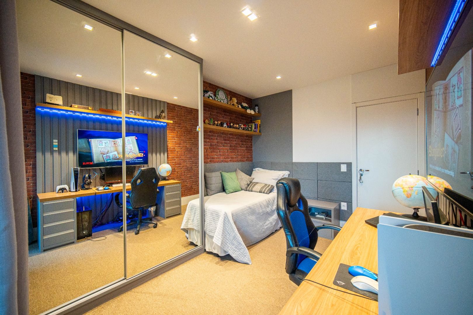 Apartamento em Alphaville Centro de Apoio I, Barueri, com 336 m², 5 suítes, piscina privativa, espaço gourmet, mobiliado e vista para o lago.