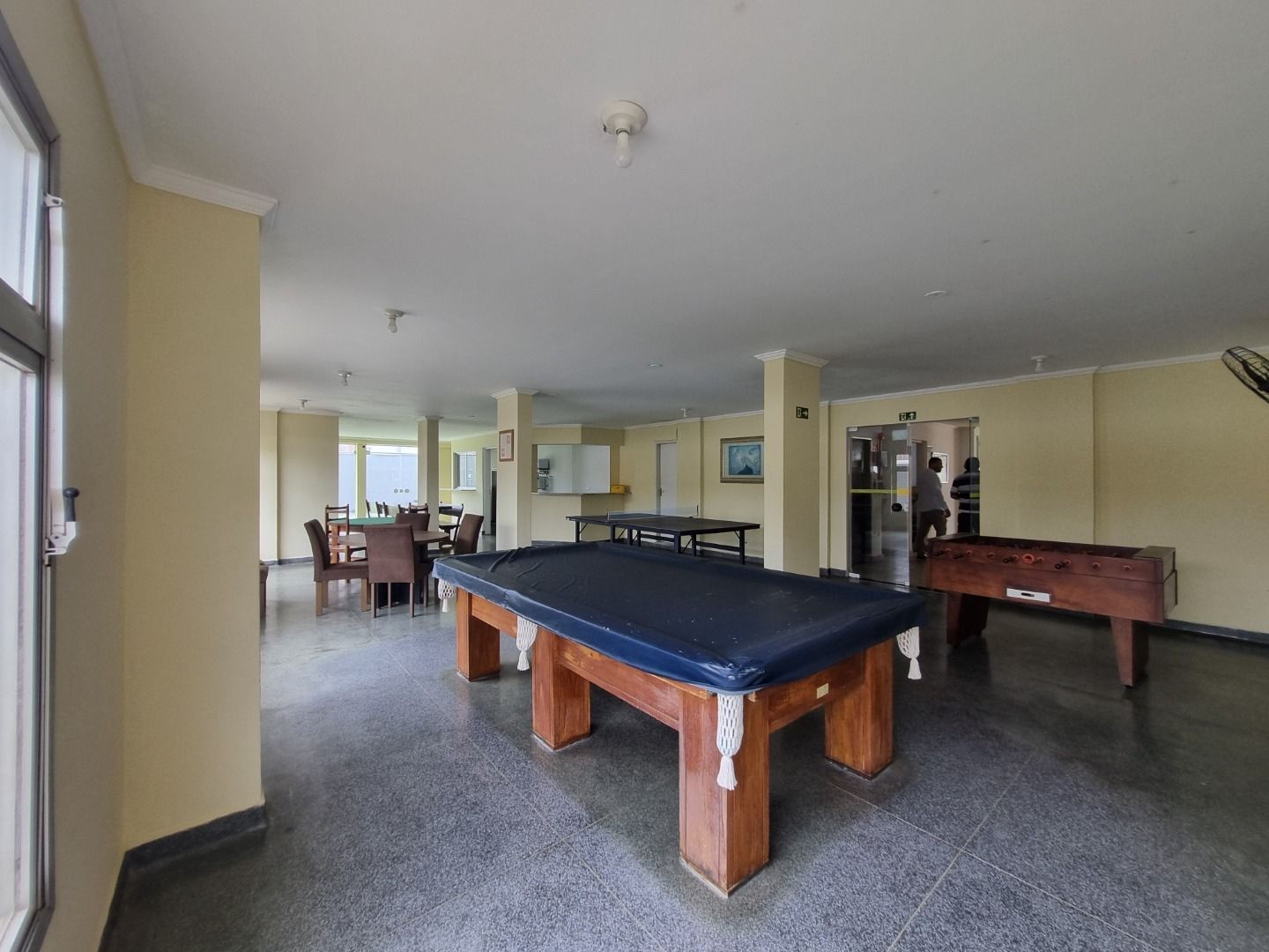 Cobertura na Estância Balneária Belmira Nova em Peruíbe com vista para o mar, sacada ampla, três dormitórios e localização a 200 metros da praia.